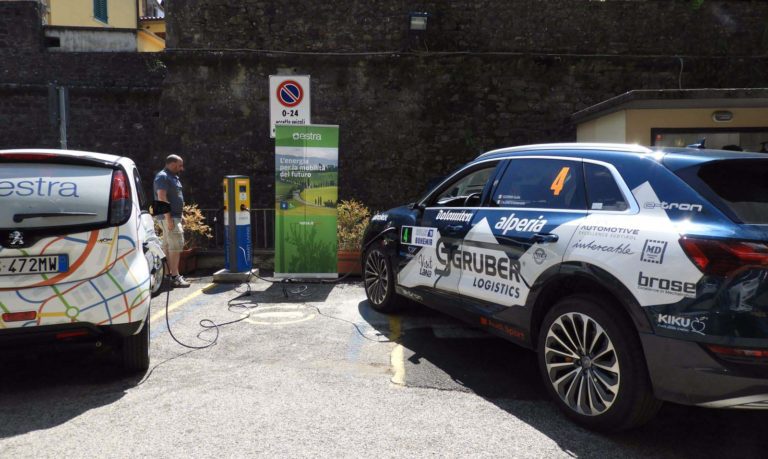 Estra accende la mobilità elettrica a Sansepolcro: fino al 30 ottobre “pieno” gratuito