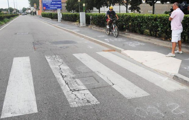 Ubriaco investe bambino di 9 anni sulle strisce e rischia di essere malmenato