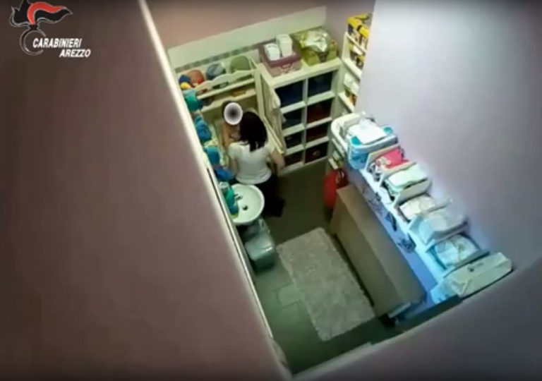 Maestra sospesa per violenza in asilo nido, minacce e schiaffi ai piccoli