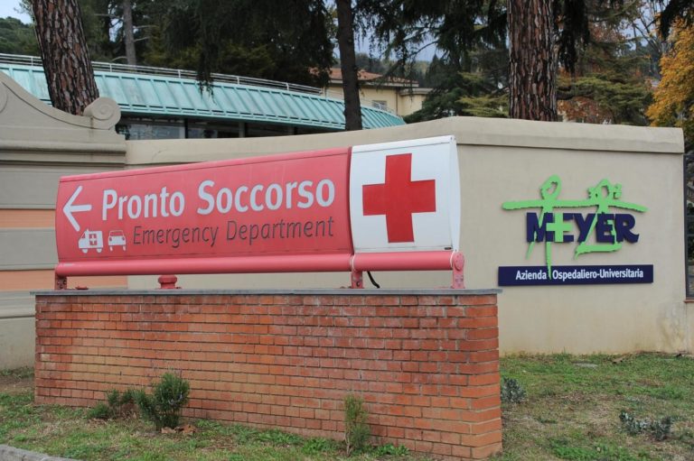 Bambino cade in area giochi ad Arezzo: trasportato in elisoccorso al Meyer