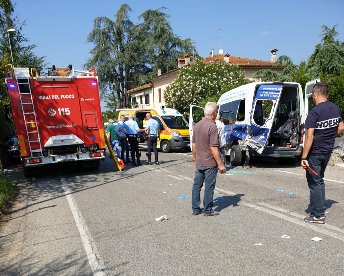 Scontro tra pulmino e auto