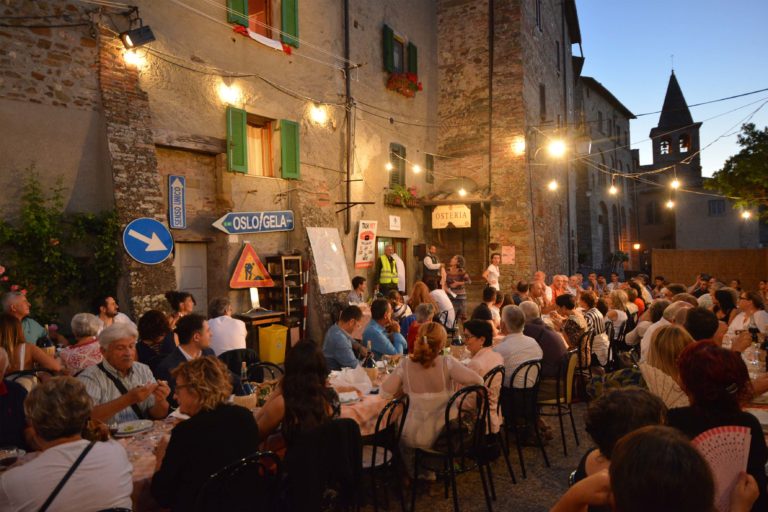 Tovaglia a Quadri, 30 anni di storie a tavola: memoria, teatro e comunità in scena ad Anghiari