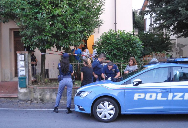 Uccisa e legata al letto, in via della Robbia ad Arezzo