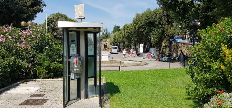 Cose che non sai di sapere: il silenzio della cabina telefonica