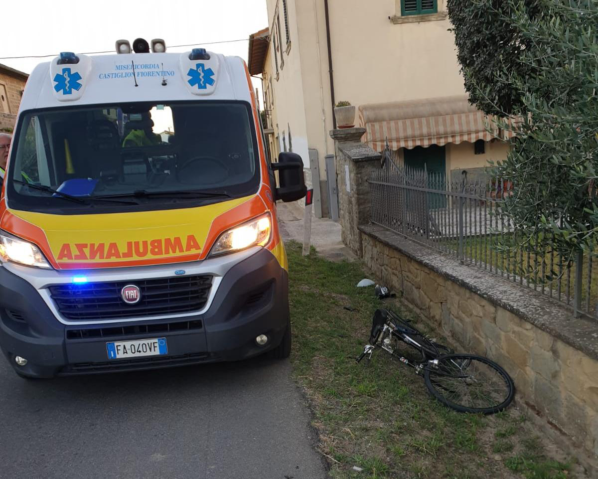 Ciclista colpito da specchietto
