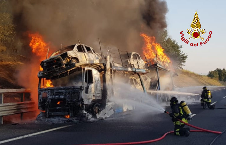 Bisarca in fiamme in Autosole, distrutto il mezzo e le macchine