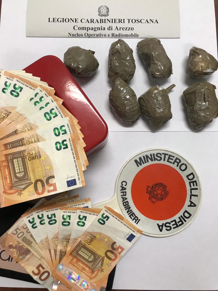 Spacciatore di cocaina inseguito e arrestato