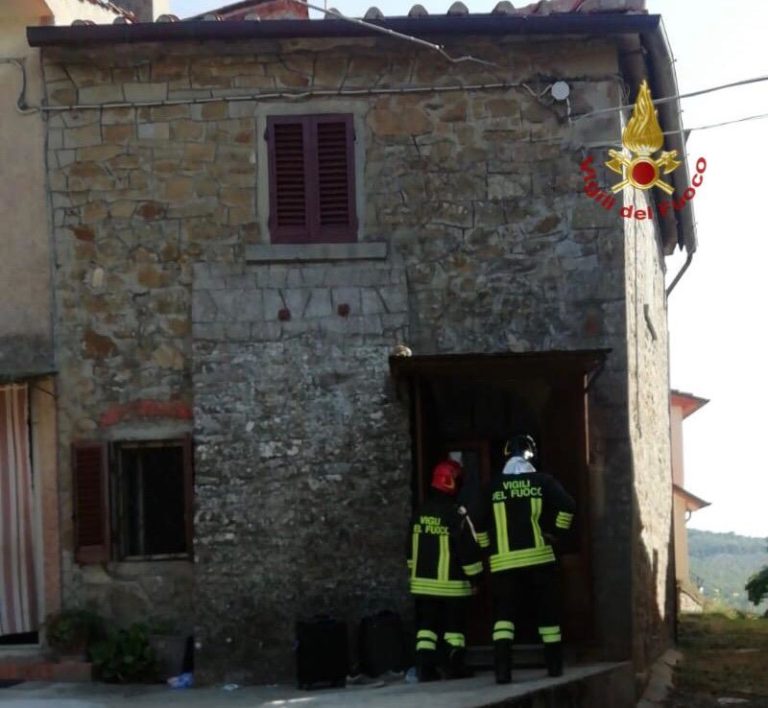 Crolla il solaio di una casa, con tre persone all’interno