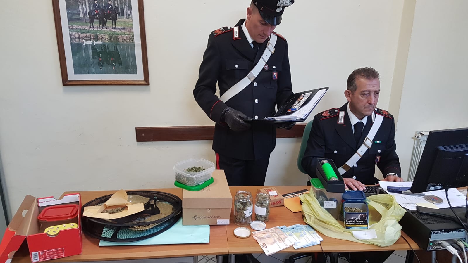 Genitori chiedono aiuto per il figlio i carabinieri gli trovano marijuana e lo arrestano