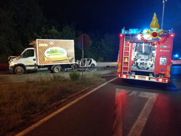 Scontro auto furgone