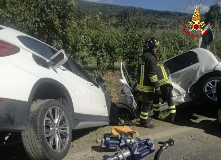 Scontro tra due auto, tre i feriti, non gravi