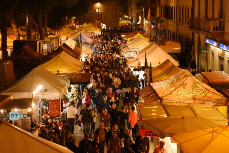 Mercato internazionale: i colori, le luci e i volti (foto)