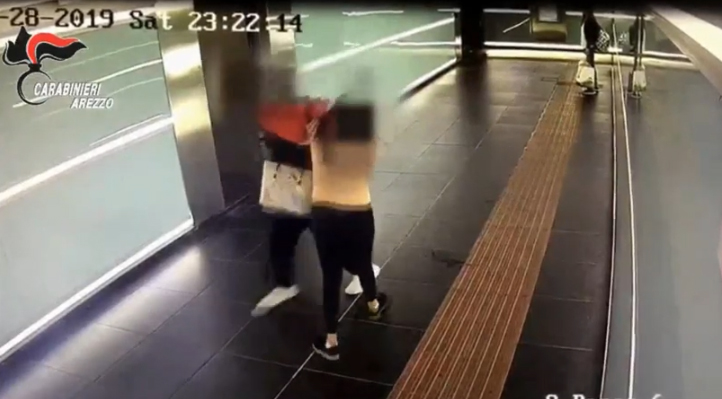 Colpisce con un pugno una ragazza nel sottopasso della stazione
