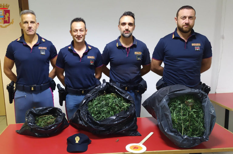 Polstrada: ritirate 23 patenti e tolti 1.832 punti, in 4  sorpresi con 8 chili di “erba”