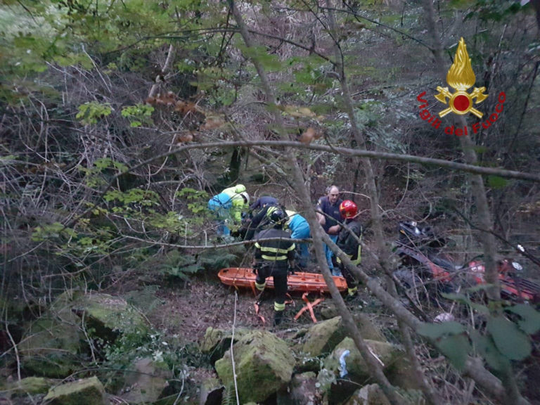 Giù nella scarpata con il quad, feriti marito e moglie