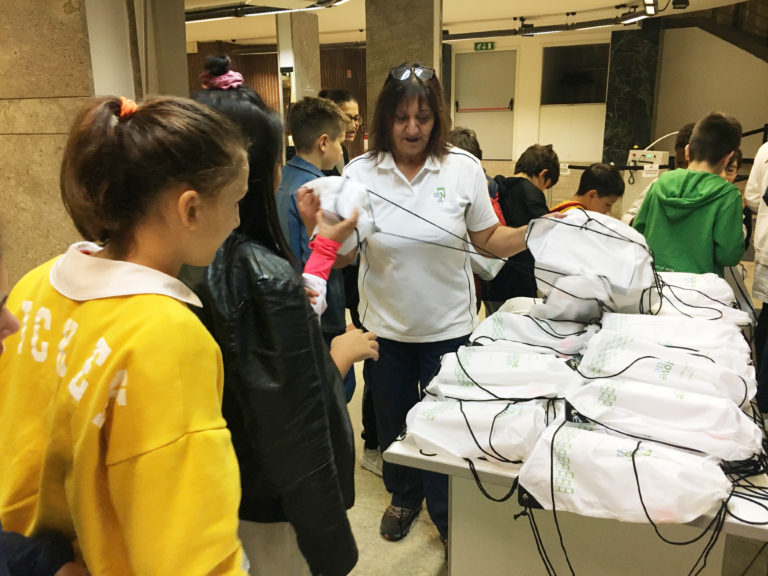 Nuove Acque distribuisce le prime borracce plastic free a 500 studenti aretini