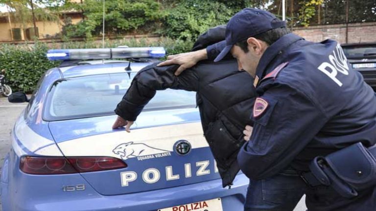 Corriere della droga in bici arrestato dalla polizia