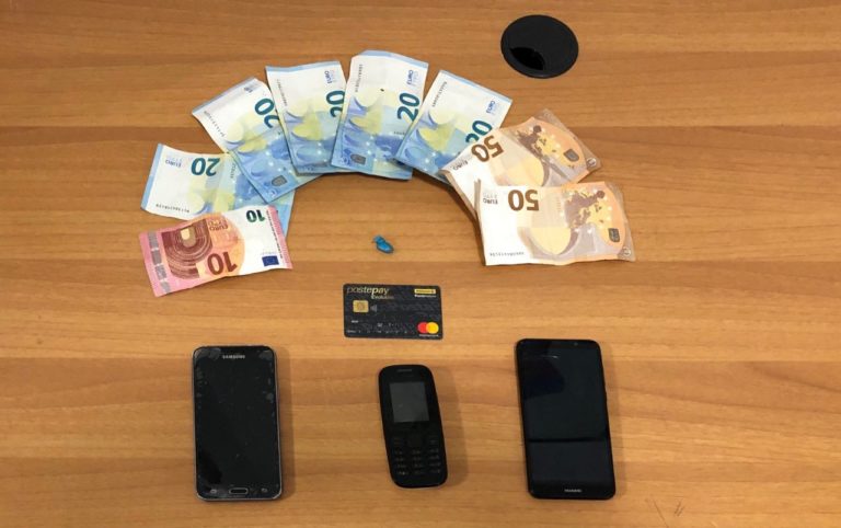 Minaccia la madre per ottenere soldi per la droga e finisce in carcere. Arrestato “spacciatore a domicilio”
