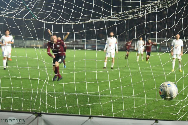 Vittoria in rimonta per l’Arezzo contro il Novara, grazie a Corrado e Cutolo