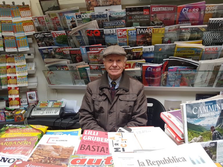Addio a Piero Scartoni lo storico edicolante di piazza San Jacopo