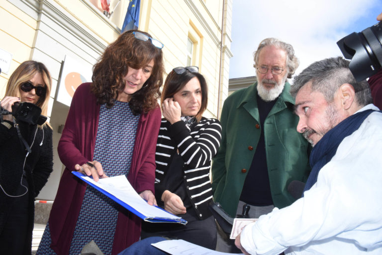 Consegnato in Comune il testamento biologico da Walter De Benedetto