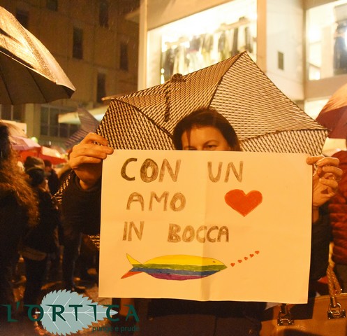 Arezzo, il raduno delle sardine sotto la pioggia, le foto