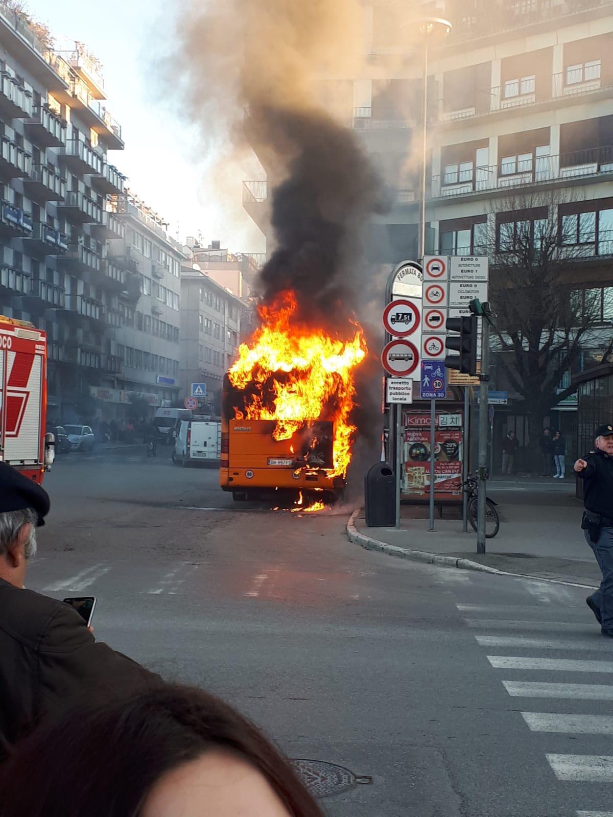 autobus in fiamme1