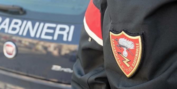 Aggredisce un carabiniere fuori servizio in un supermercato: militare ferito alla caviglia