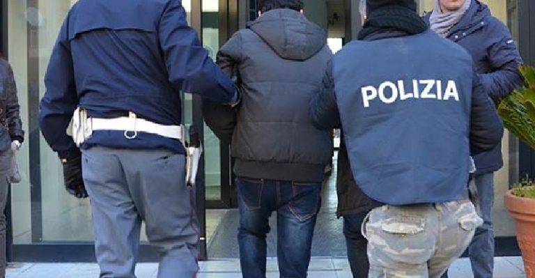 Finisce in carcere il cantante trap  Montana: era il capo della baby gang aretina