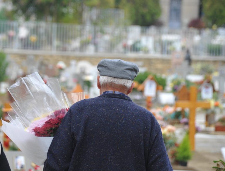 Ognissanti: sorveglianza potenziata nei cimiteri di Arezzo. Multiservizi: “sicurezza e tranquillità per i visitatori