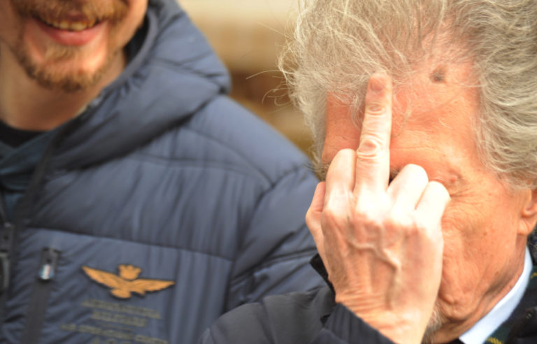 Il virus e il dito medio del sindaco