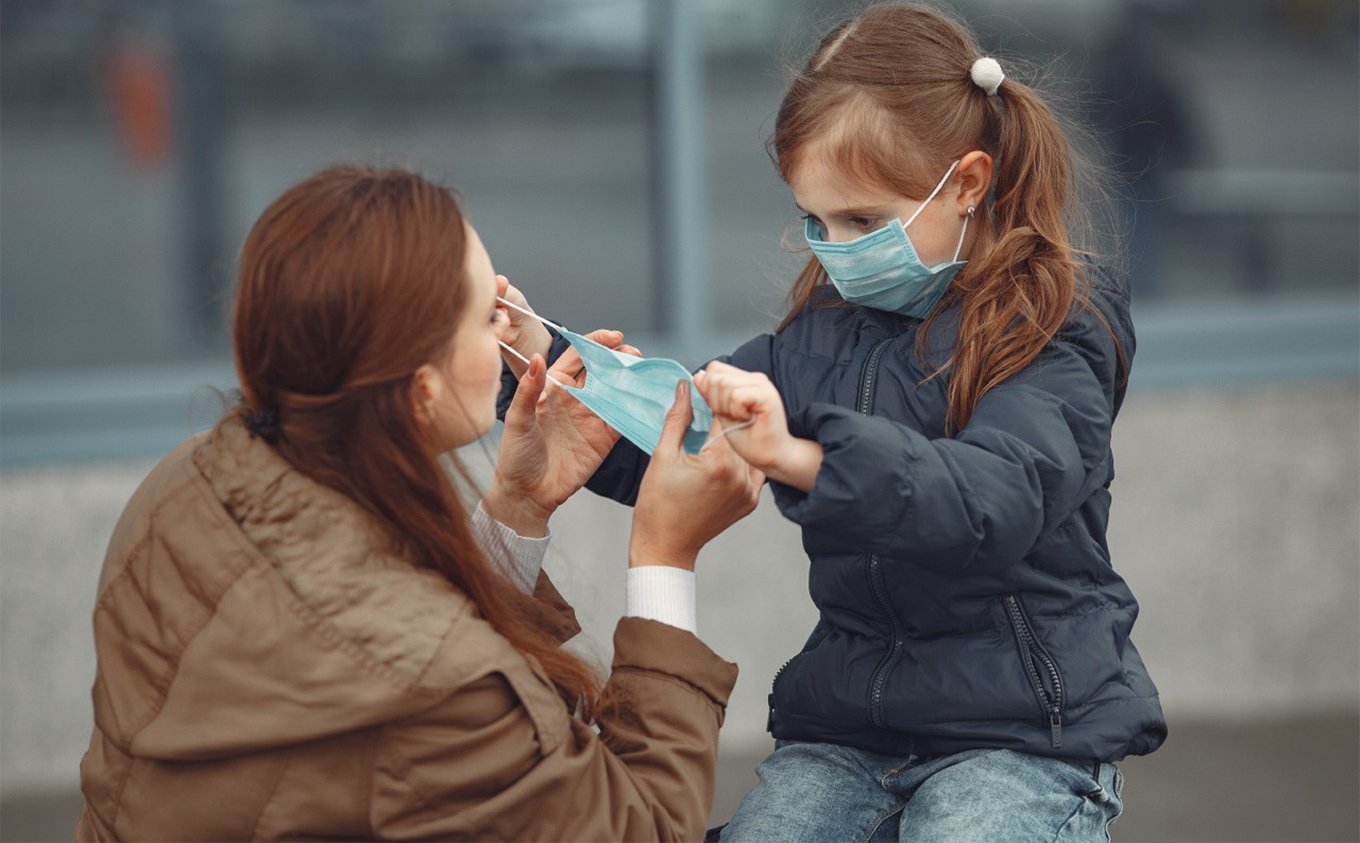 Madre e figlia mascherina