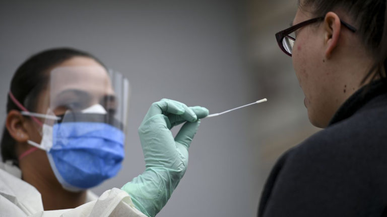Il virus non molla, cosa facciamo? E le banche?