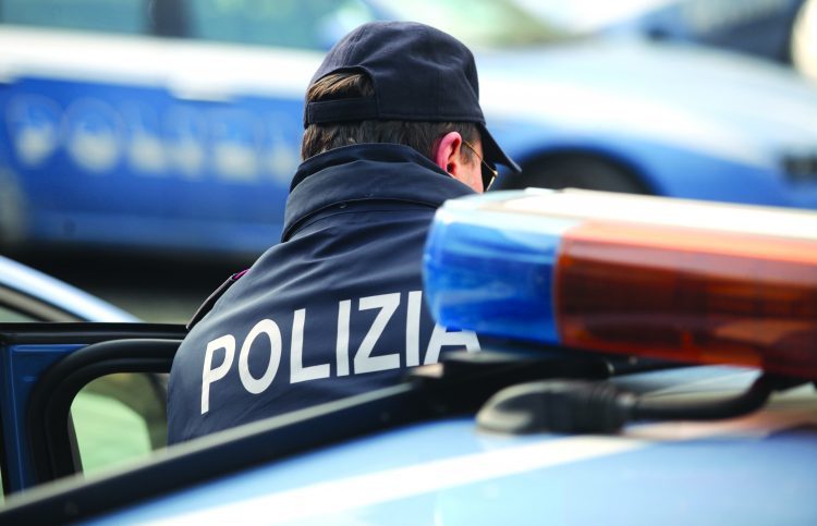 Orafo rapinato: finti agenti lo aggrediscono e fuggono con 2.600 euro in preziosi