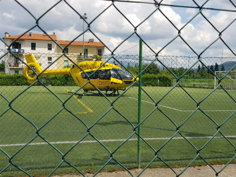 Incidente sul lavoro: schiacciato da una ruota di un rimorchio al frantoio