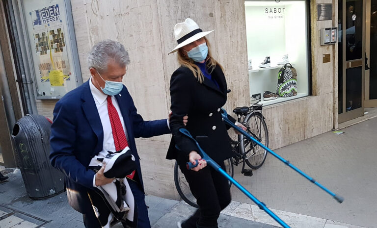 Incidente in piazza Grande, dramma sfiorato per la first lady di Ghinelli