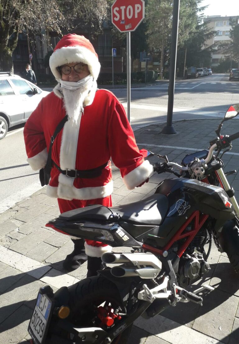 Fotonotizia: avvistato Babbo Natale che gira in moto per Arezzo