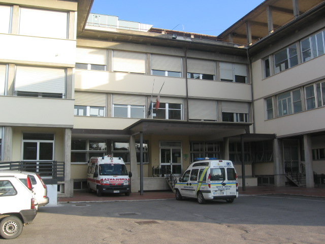 Lampione crolla in piazza: ferito un 72enne ad Anghiari
