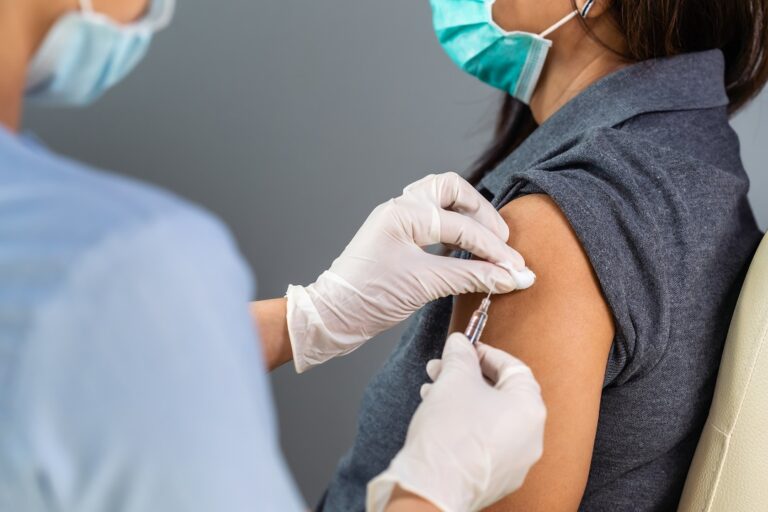 Virus, il rèport dei contagi e  delle vaccinazioni
