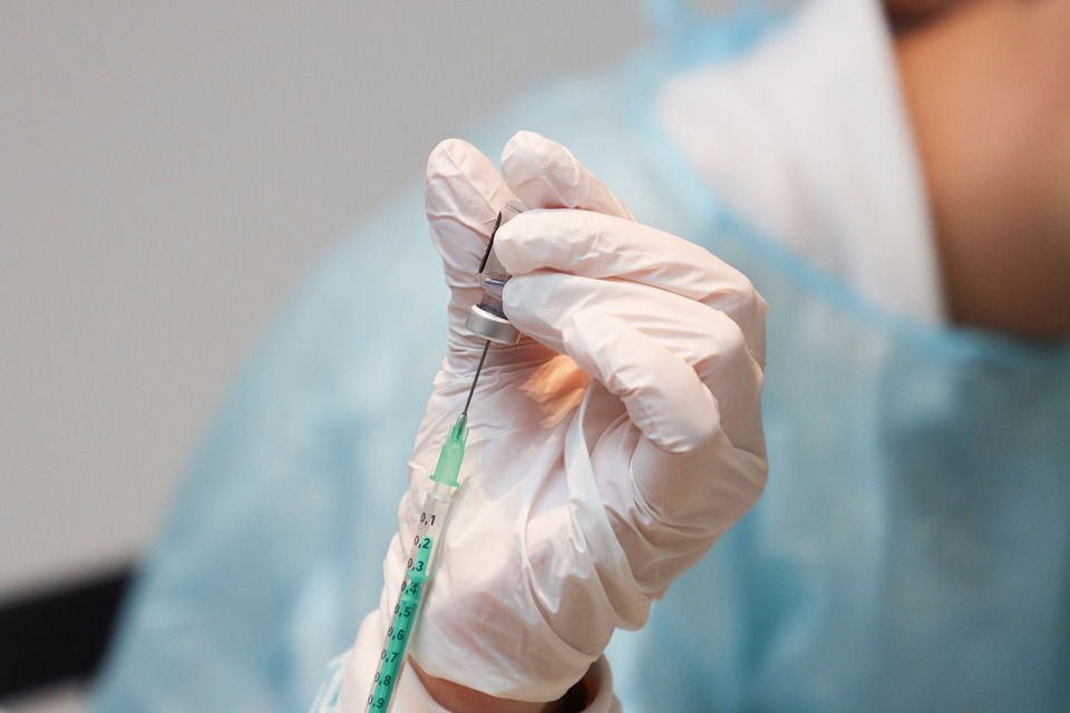 Il camice fuori dal cassetto e di nuovo al lavoro i medici pensionati al fronte vaccinale