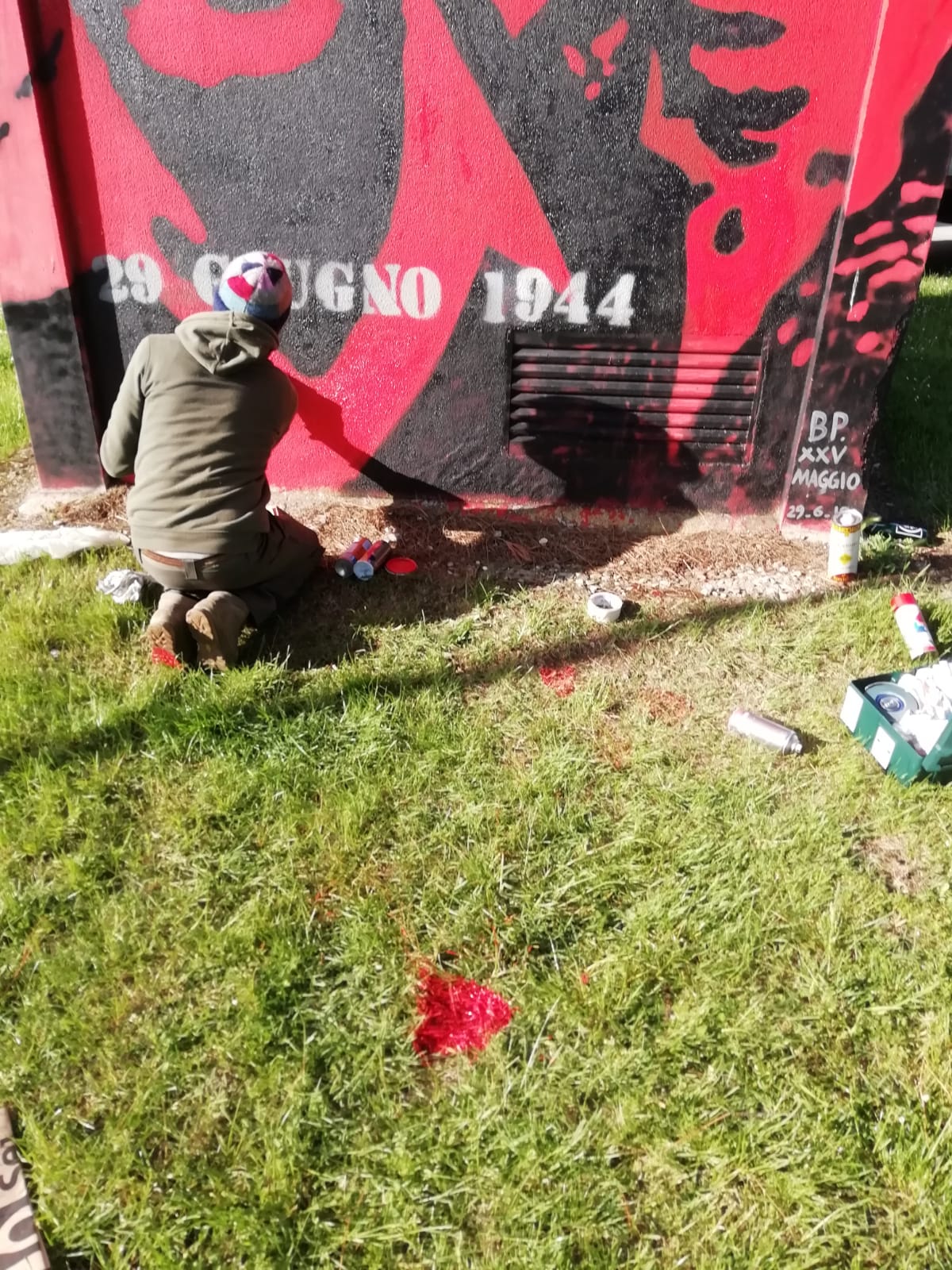 Murales Eroi della Chiassa imbrattato, subito risistemato