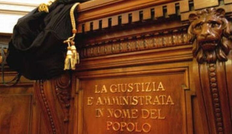 Cadde in un tombino non segnalato sulle strisce: donna risarcita con quasi 100mila euro
