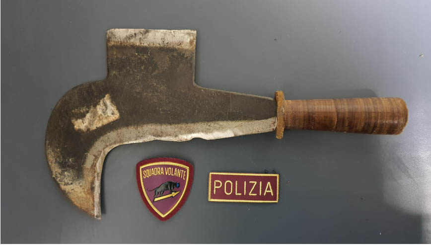 Ferisce compagna con una roncola