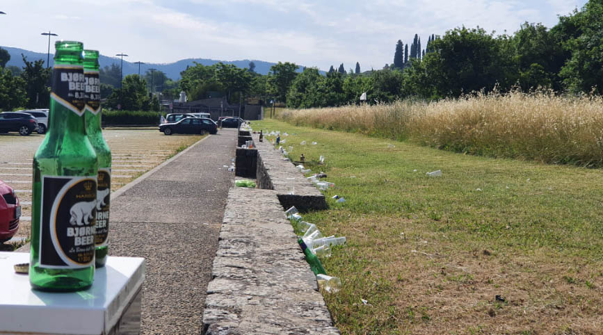 Parcheggio- Pietri -rifiuti
