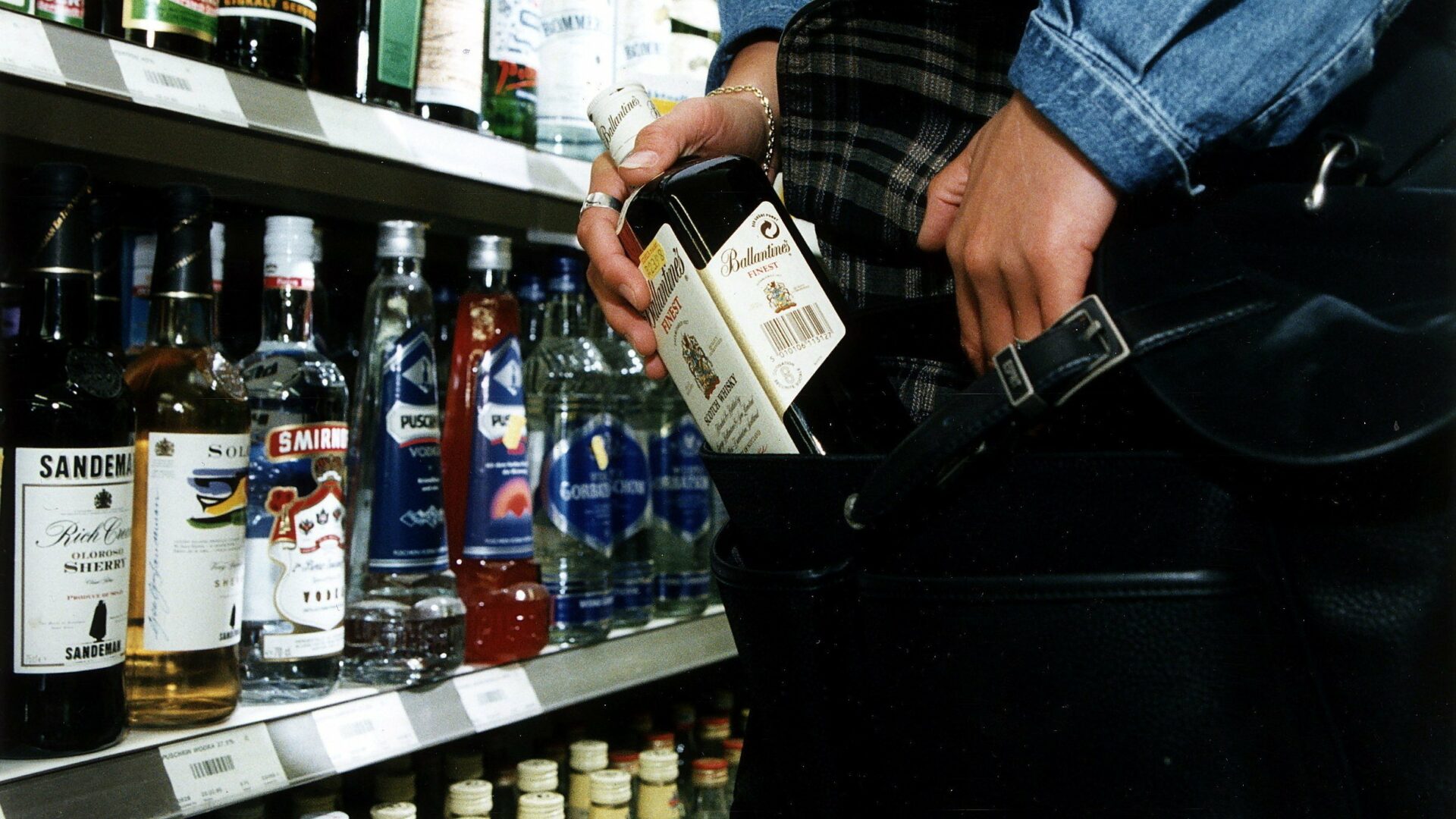 Smantellata dalla polizia gang di ladri di liquori pregiati