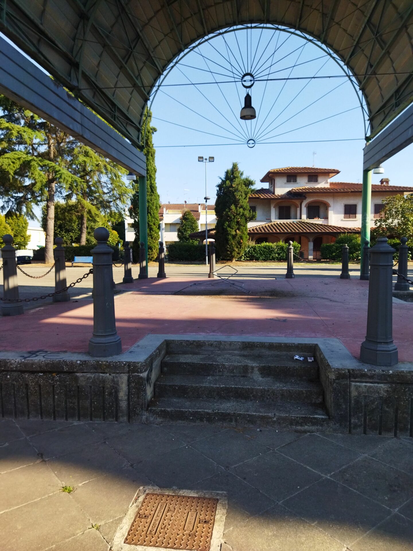 Il degrado della piazza centrale a Pieve al Toppo (1)