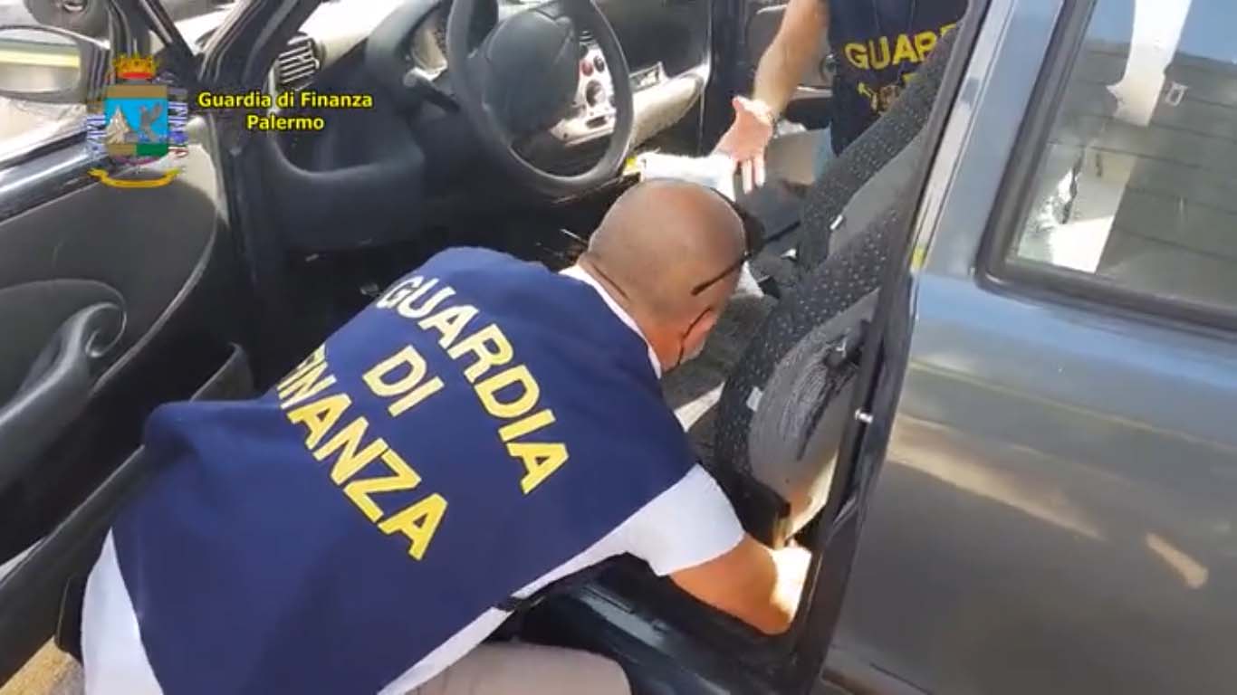 Palermitano residente ad Arezzo, arrestato al porto di Palermo con due chili di cocaina