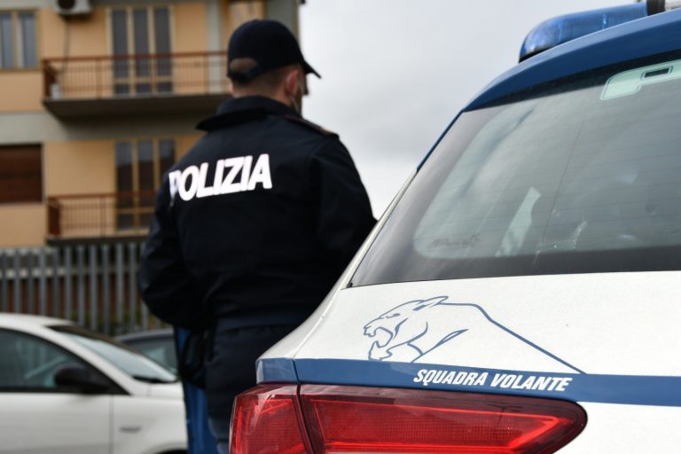 Ladri di righelli al market: titolare li rincorre, interviene la Polizia. Fermati due giovani