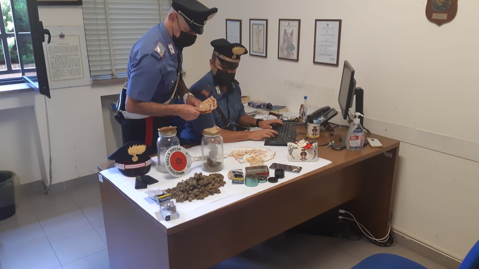 Trovato dai carabinieri con oltre un etto di marijuana e 1.300 euro