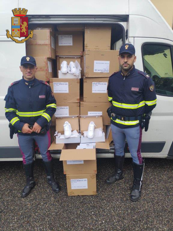 foto sequestro scarpe nike